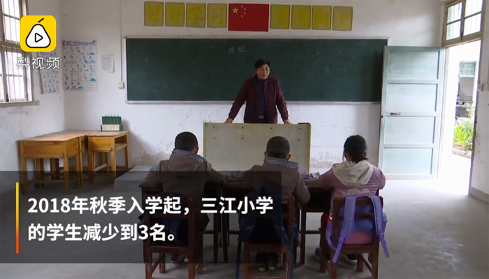 Thầy giáo chèo bè qua sông mỗi ngày chỉ để dạy 3 học sinh - 2