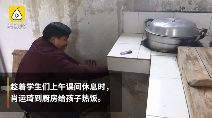 Thầy giáo chèo bè qua sông mỗi ngày chỉ để dạy 3 học sinh - 3