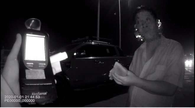 Vi phạm nồng độ cồn còn chống đối, tài xế bị phạt 35 triệu đồng, tước bằng lái gần 2 năm - 1