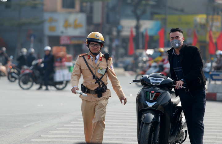 Thấy bóng dáng CSGT, tài xế SH 'đầu trần' vội quay đầu bỏ chạy - 3