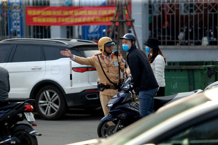 Thấy bóng dáng CSGT, tài xế SH 'đầu trần' vội quay đầu bỏ chạy - 6