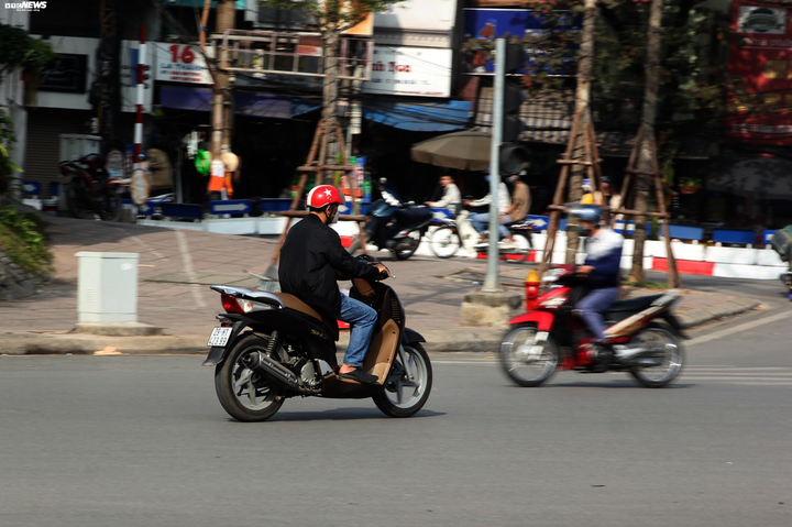 Thấy bóng dáng CSGT, tài xế SH 'đầu trần' vội quay đầu bỏ chạy - 5