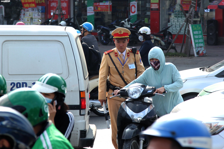 Thấy bóng dáng CSGT, tài xế SH 'đầu trần' vội quay đầu bỏ chạy - 7