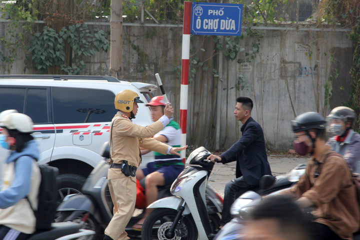 Thấy bóng dáng CSGT, tài xế SH 'đầu trần' vội quay đầu bỏ chạy - 2