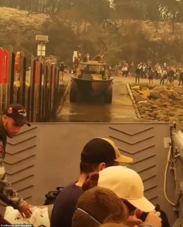 Cuộc di tản lịch sử, giải cứu 4.000 người mắc kẹt ở thị trấn ven biển Australia bắt đầu - 1