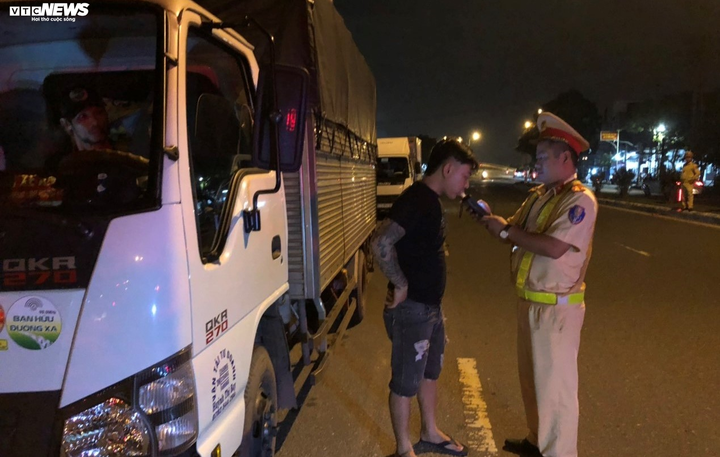 Đà Nẵng: 'Uống 3 chai bia, tài xế mất cả tháng lương' - 7