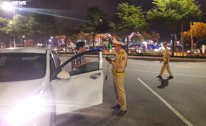 Đà Nẵng: 'Uống 3 chai bia, tài xế mất cả tháng lương' - 2