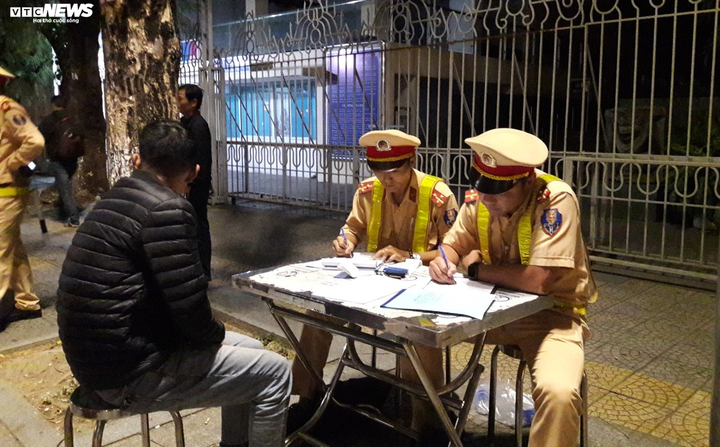 Đà Nẵng: 'Uống 3 chai bia, tài xế mất cả tháng lương' - 9