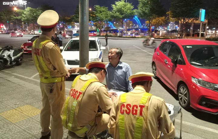 Đà Nẵng: 'Uống 3 chai bia, tài xế mất cả tháng lương' - 10