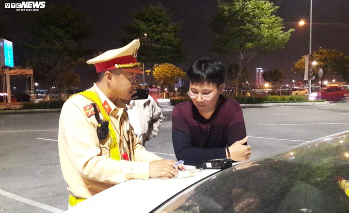 Đà Nẵng: 'Uống 3 chai bia, tài xế mất cả tháng lương' - 8