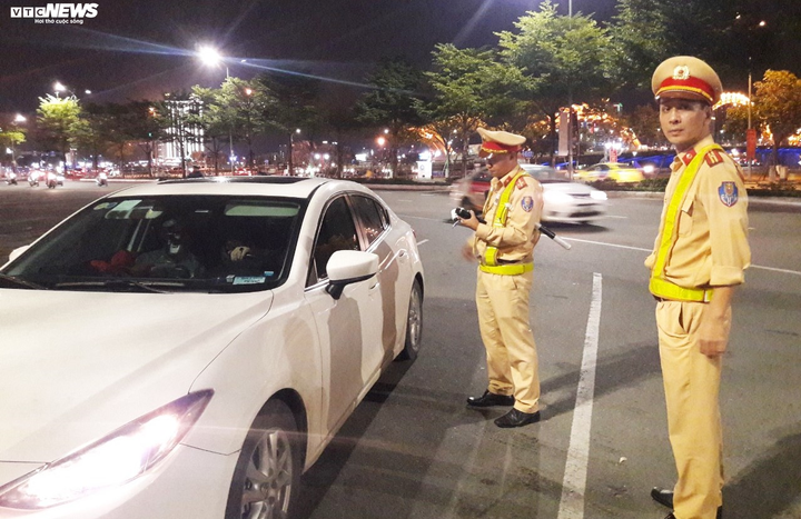 Đà Nẵng: 'Uống 3 chai bia, tài xế mất cả tháng lương' - 4