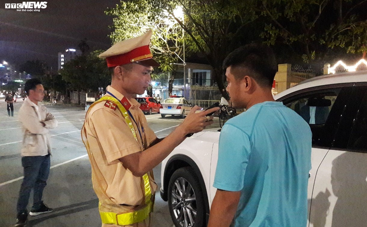 Đà Nẵng: 'Uống 3 chai bia, tài xế mất cả tháng lương' - 1