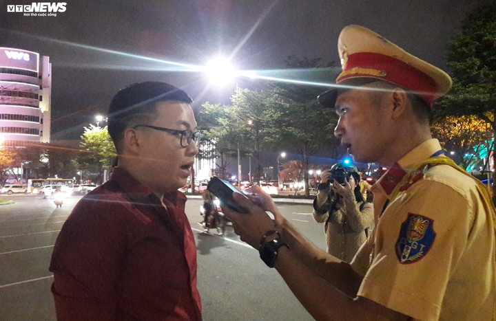 Đà Nẵng: 'Uống 3 chai bia, tài xế mất cả tháng lương' - 5