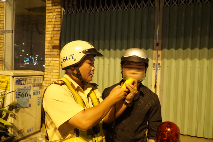 Bị CSGT yêu cầu đo nồng độ cồn, đôi nam nữ bỏ chạy gây tai nạn - 4