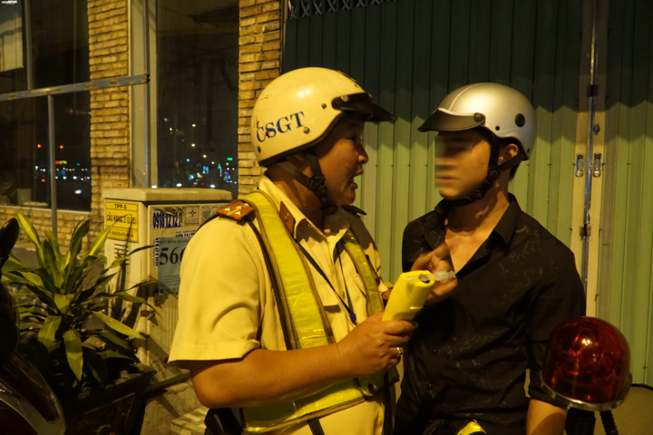 Bị CSGT yêu cầu đo nồng độ cồn, đôi nam nữ bỏ chạy gây tai nạn - 3