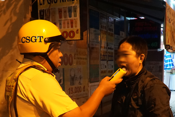 Bị CSGT yêu cầu đo nồng độ cồn, đôi nam nữ bỏ chạy gây tai nạn - 6