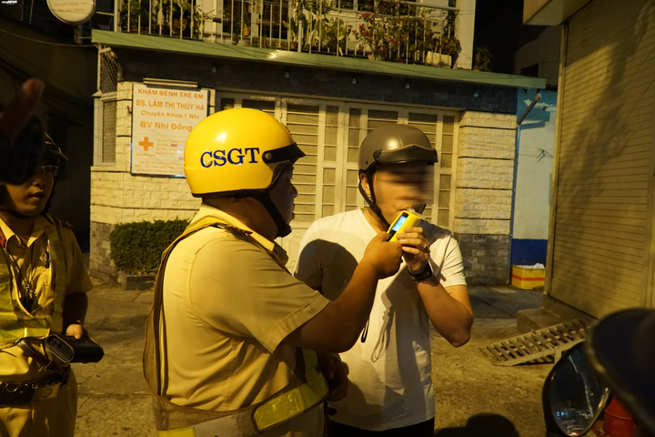 Bị CSGT yêu cầu đo nồng độ cồn, đôi nam nữ bỏ chạy gây tai nạn - 5