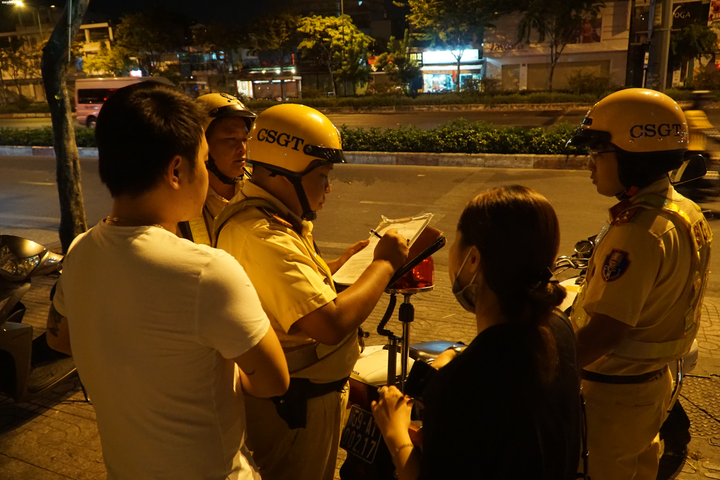 Bị CSGT yêu cầu đo nồng độ cồn, đôi nam nữ bỏ chạy gây tai nạn - 2