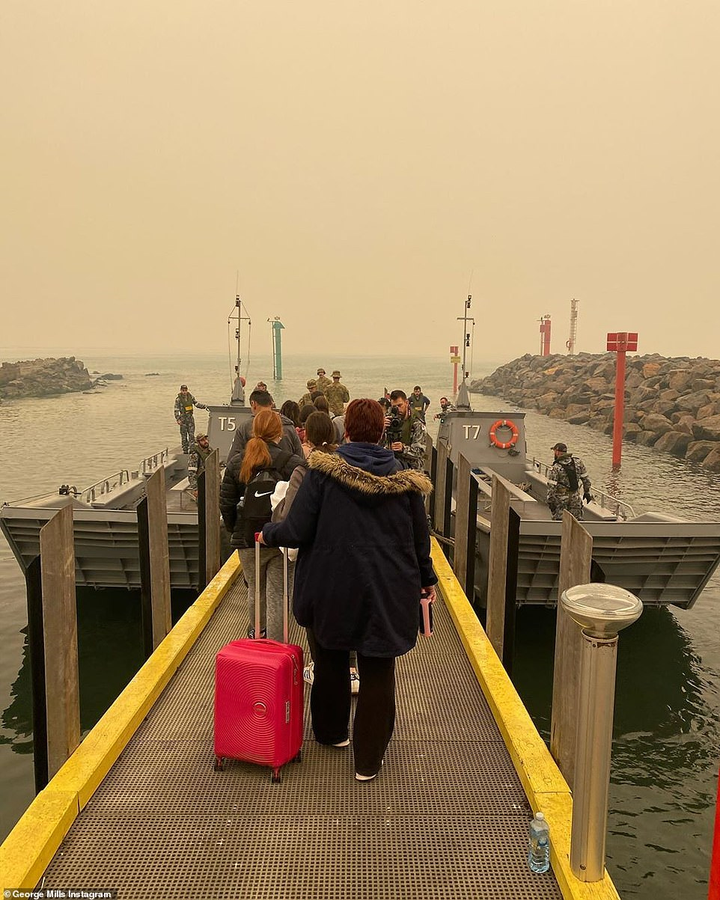 Cuộc di tản lịch sử, giải cứu 4.000 người mắc kẹt ở thị trấn ven biển Australia bắt đầu - 2