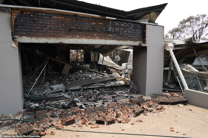 Australia hoang tàn sau thảm họa cháy rừng: Động vật bị thiêu sống, ô tô cháy trơ khung - 2