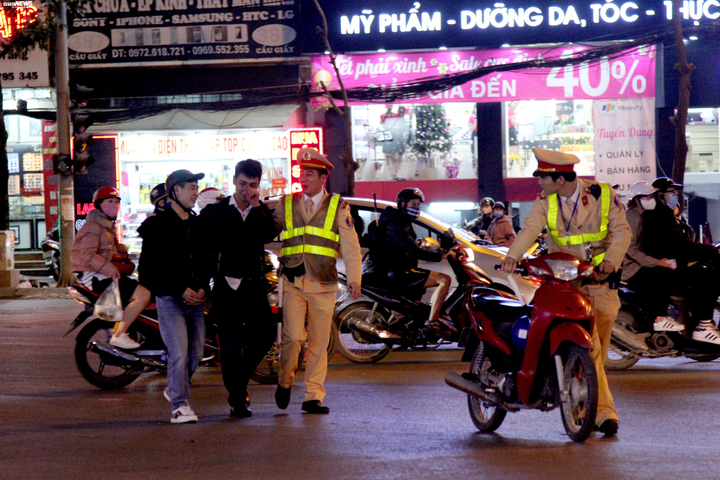 Uống rượu say mềm bị phạt hơn 7 triệu đồng, tài xế chống đối: ‘Luật đổi, không ai thông báo’ - 1