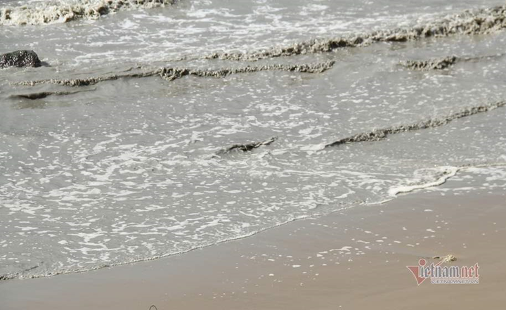 Nước biển ở Quy Nhơn đen ngòm, hôi tanh vì nước thải xả thẳng từ cống - 3