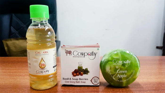 Kem đánh răng, sữa rửa mặt làm từ phân bò được ưa chuộng tại Ấn Độ - 1