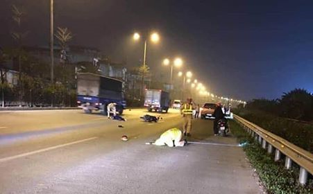 CSGT bị nam thanh niên phóng xe máy tông trúng, nằm bất động trên Quốc lộ 5 - 1