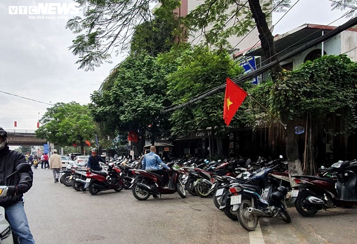 Sau chỉ đạo của thành phố, vỉa hè nhiều tuyến phố Hải Phòng vẫn bị 'bức tử' - 2