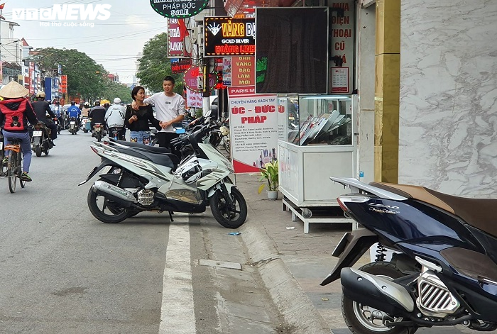 Sau chỉ đạo của thành phố, vỉa hè nhiều tuyến phố Hải Phòng vẫn bị 'bức tử' - 12