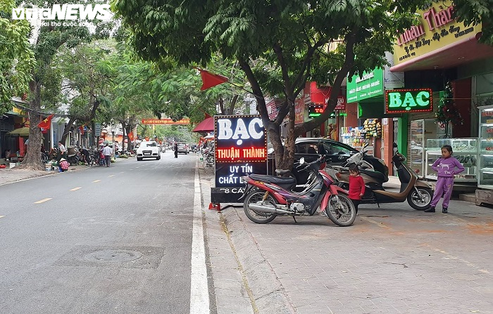 Sau chỉ đạo của thành phố, vỉa hè nhiều tuyến phố Hải Phòng vẫn bị 'bức tử' - 3