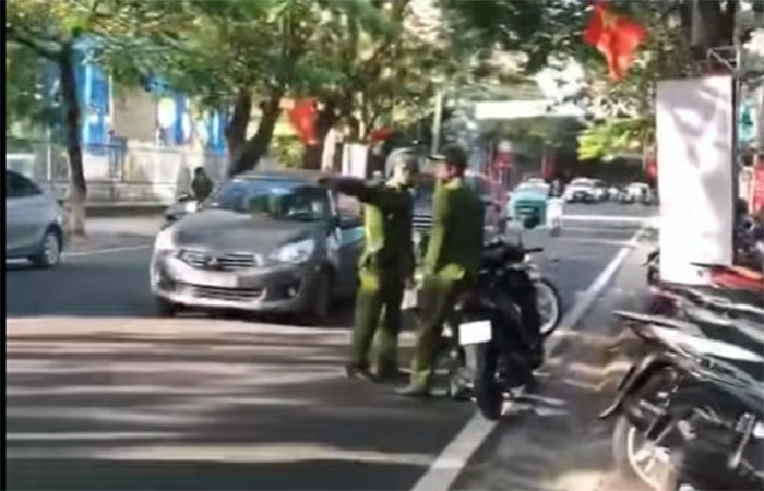 Cảnh sát trật tự 'tuýt còi' chiến sỹ công an đi xe máy ngược chiều trên phố Hải Phòng - 1