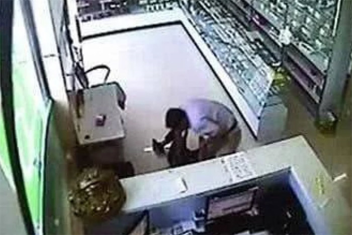 Chủ hiệu thuốc bị bắt đền hơn 30 triệu đồng khi hô hấp nhân tạo cứu người - 1