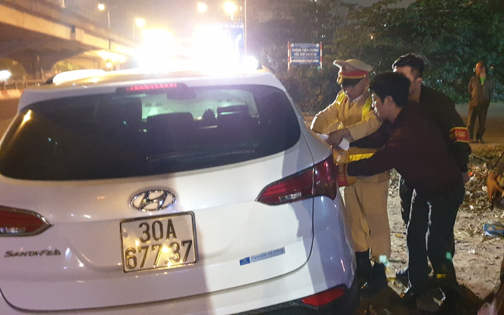 Phạt 40 triệu đồng 'ma men' lái ô tô Santafe chống đối, suýt tông vào cảnh sát - 2
