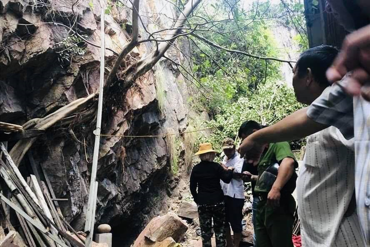 Lở núi, hai mẹ con ở Nha Trang bị tảng đá đè đứt lìa chân, tay - 1