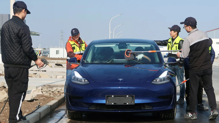 Vừa ra mắt tại Trung Quốc, Tesla Model 3 đã hạ giá bán - 1