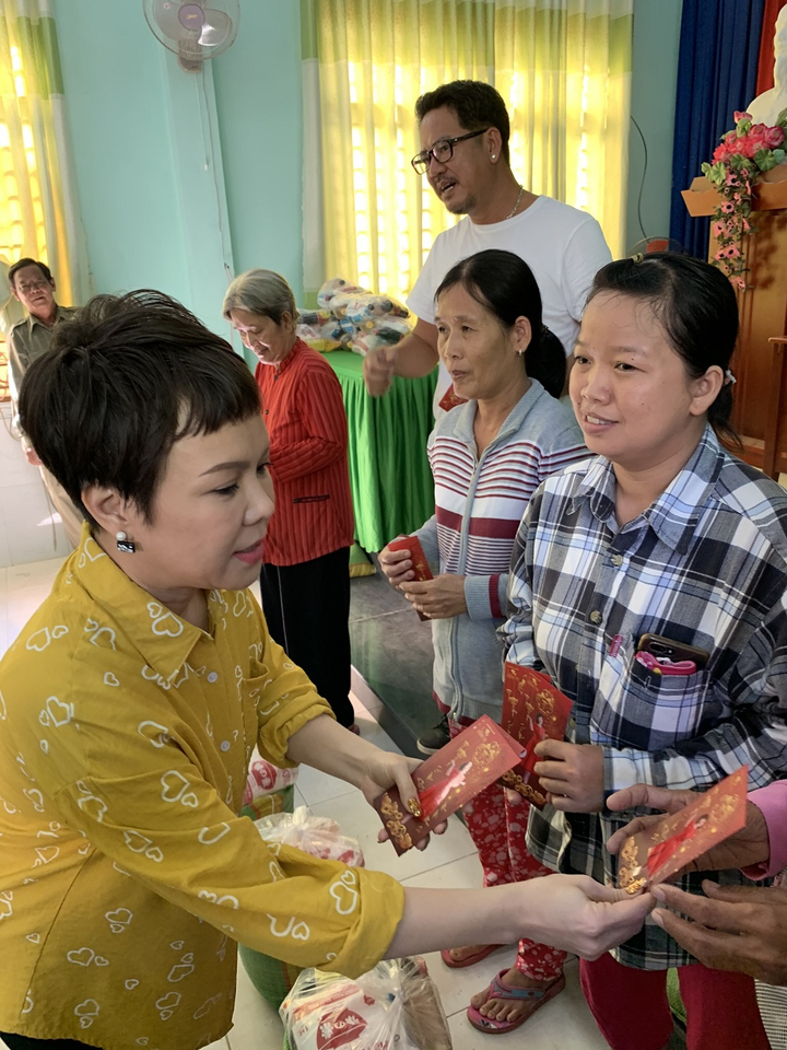 Việt Hương giản dị đi từ thiện, trao hàng trăm phần quà cho các hoàn cảnh khó khăn - 3