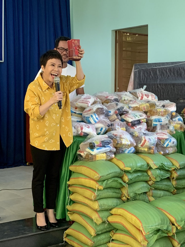 Việt Hương giản dị đi từ thiện, trao hàng trăm phần quà cho các hoàn cảnh khó khăn - 2