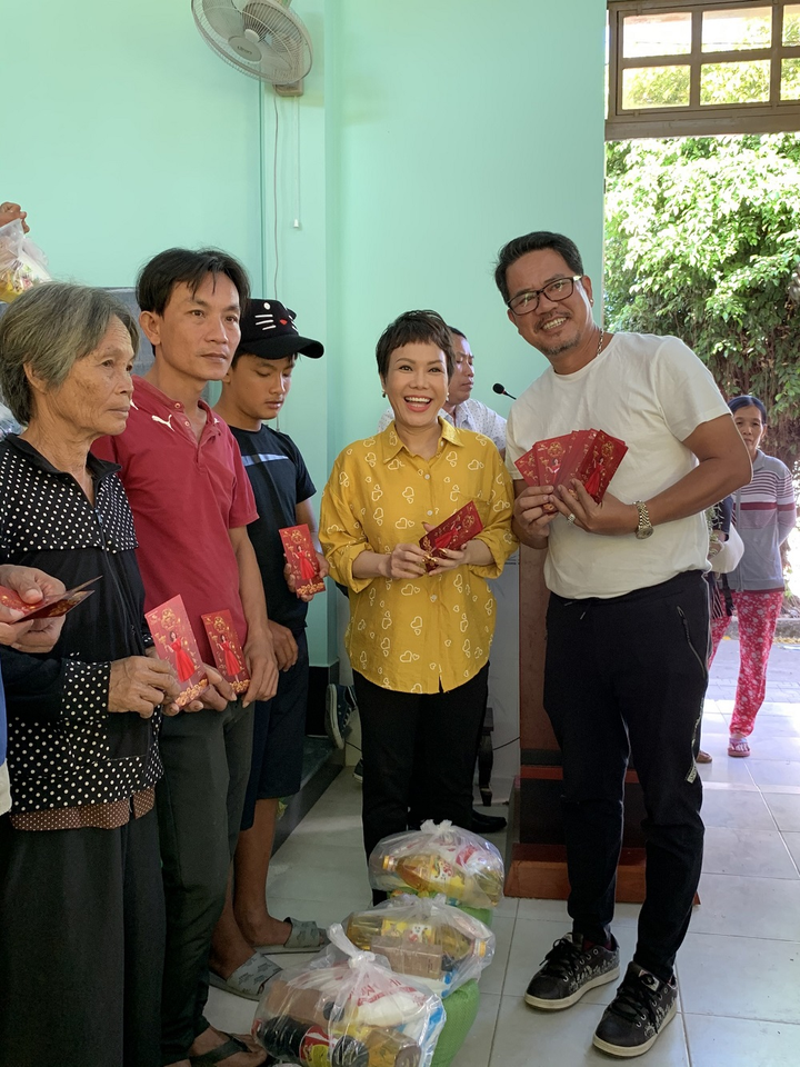 Việt Hương giản dị đi từ thiện, trao hàng trăm phần quà cho các hoàn cảnh khó khăn - 5