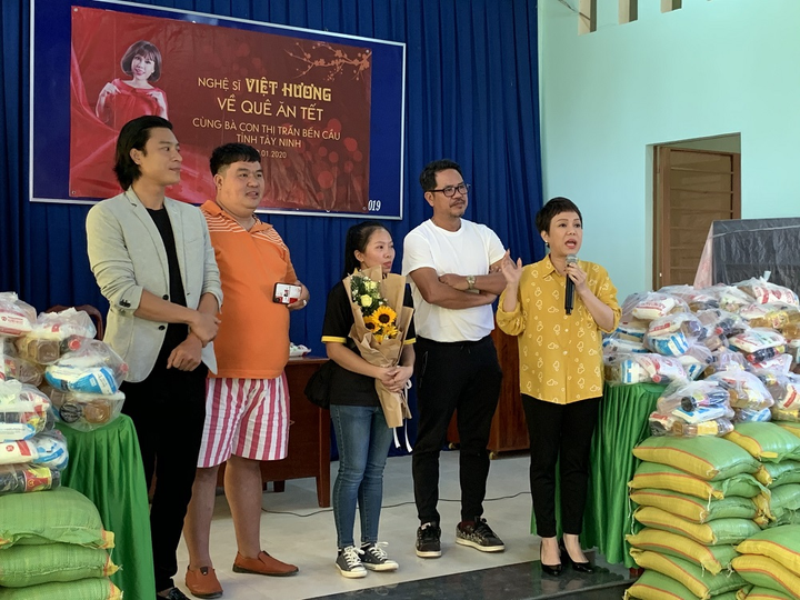 Việt Hương giản dị đi từ thiện, trao hàng trăm phần quà cho các hoàn cảnh khó khăn - 6
