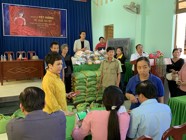 Việt Hương giản dị đi từ thiện, trao hàng trăm phần quà cho các hoàn cảnh khó khăn - 7