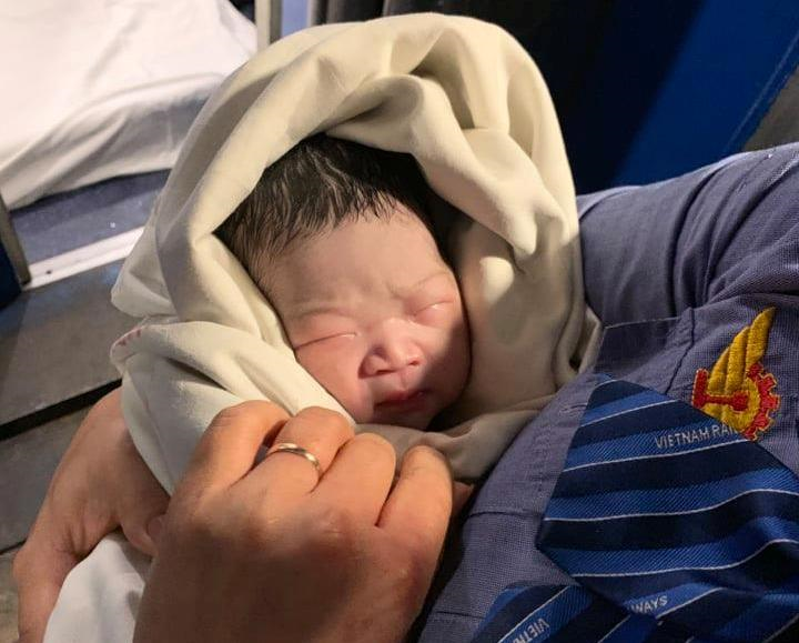 Nhân viên đường sắt giúp sản phụ ‘vượt cạn’ trên tàu hỏa - 1