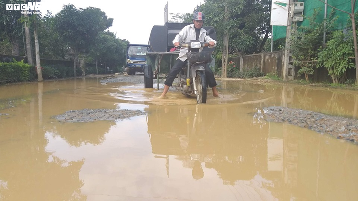 Cận cảnh đường nát như tương ở Hà Tĩnh, nhiều chỗ như 'vũng trâu đằm' - 3