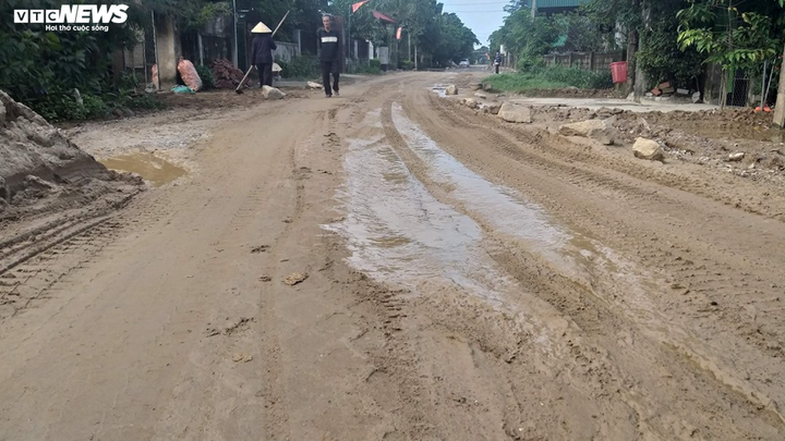 Cận cảnh đường nát như tương ở Hà Tĩnh, nhiều chỗ như 'vũng trâu đằm' - 11