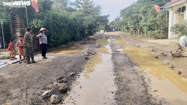 Cận cảnh đường nát như tương ở Hà Tĩnh, nhiều chỗ như 'vũng trâu đằm' - 2
