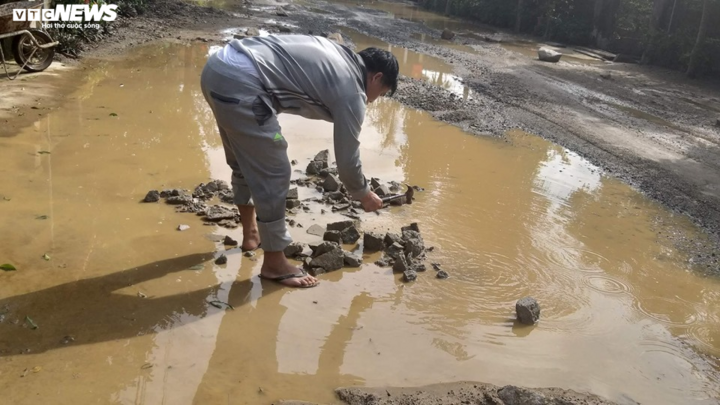 Cận cảnh đường nát như tương ở Hà Tĩnh, nhiều chỗ như 'vũng trâu đằm' - 8