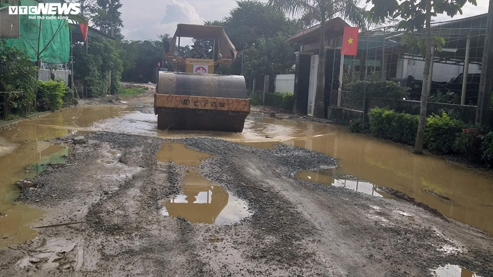 Cận cảnh đường nát như tương ở Hà Tĩnh, nhiều chỗ như 'vũng trâu đằm' - 5