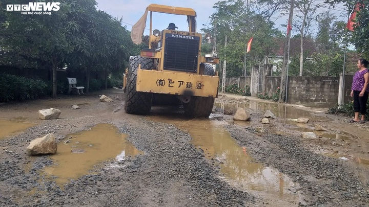 Cận cảnh đường nát như tương ở Hà Tĩnh, nhiều chỗ như 'vũng trâu đằm' - 6