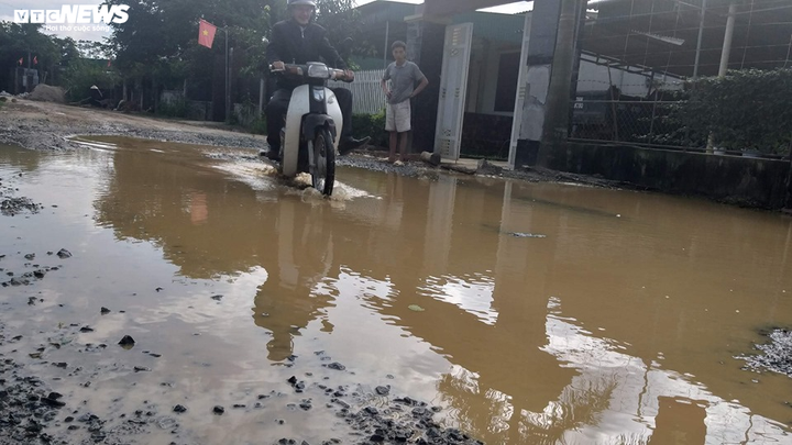 Cận cảnh đường nát như tương ở Hà Tĩnh, nhiều chỗ như 'vũng trâu đằm' - 9