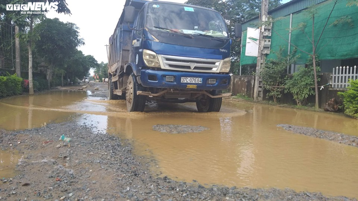 Cận cảnh đường nát như tương ở Hà Tĩnh, nhiều chỗ như 'vũng trâu đằm' - 4